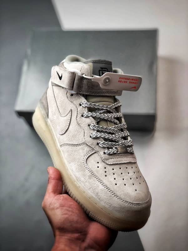 x Air Force 1 Mid Bege e Cinzento Camurca