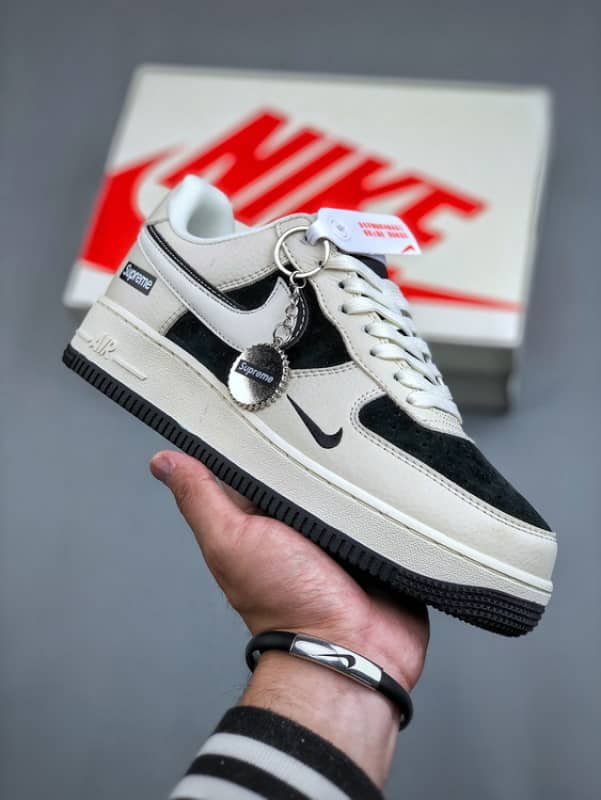 Air Force 1 '07 Low Supreme Bege e Preto com Gancho Duplo