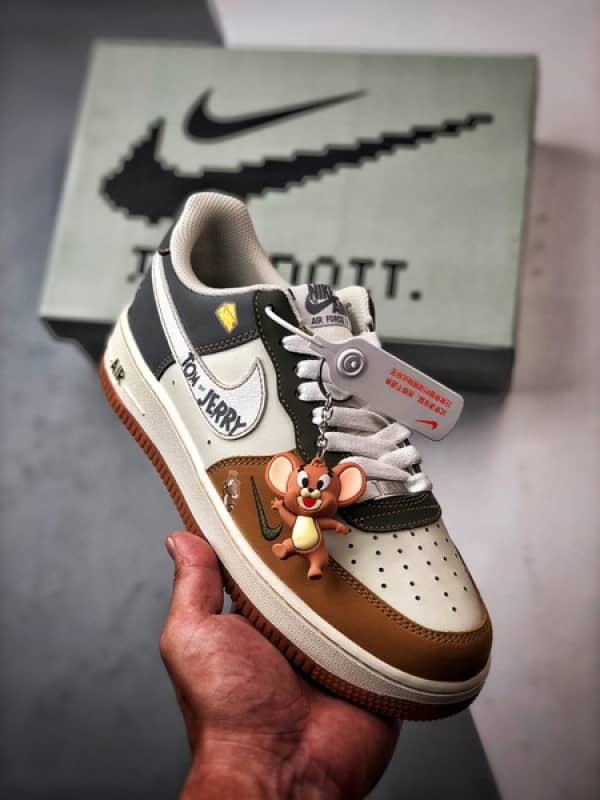 Air Force 1 '07 Low Tom e Jerry Branco, Cinza e Castanho