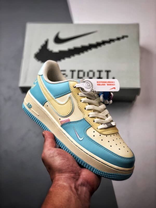 Air Force 1 '07 Low Creme, Azul e Amarelo Clown