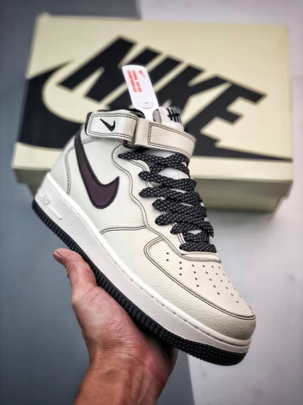 Air Force 1 07 Mid Bege e Preto