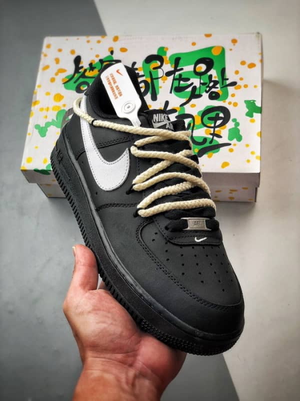 Air Force 1 Low Preto e Branco com Cadarços Grossos