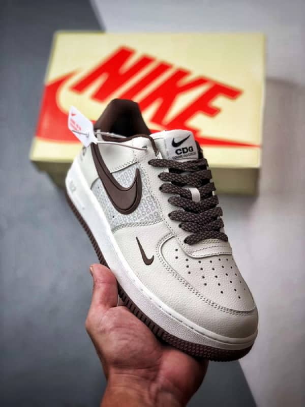 CDG x Air Force 1 Low Impressão Marrom Claro