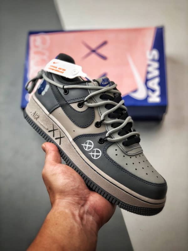 Kaws x Air Force 1 Low Cinza Real com Cordões