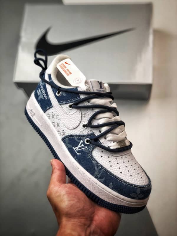 LV x Air Force 1 Low Branco e Azul Jeans Desconstruído