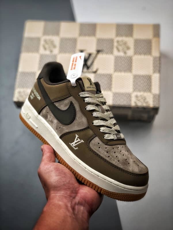 LV x Air Force 1 Low Cinza Escuro e Castanho