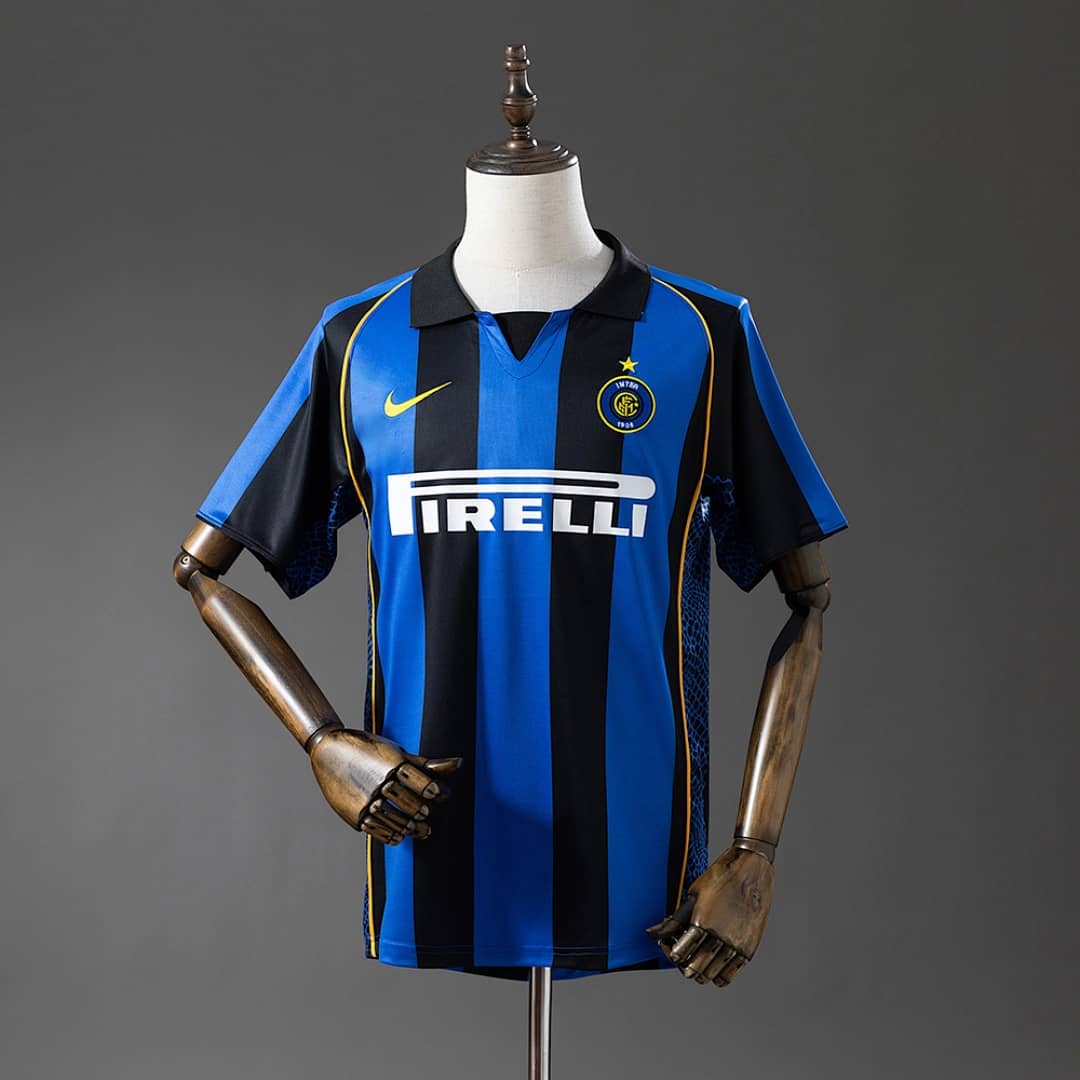 Camisola Principal do Inter Milan 2001/2002 (Retro)
