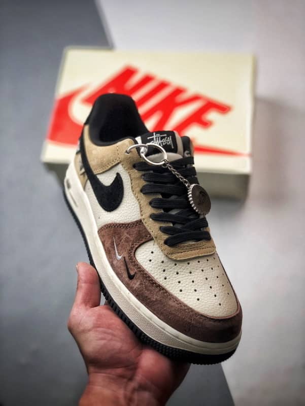Stüssy x Air Force 1 Low Branco, Castanho e Preto