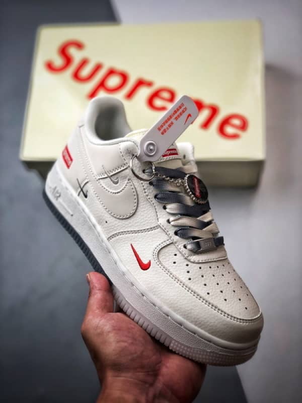 Sup x Air Force 1 Low Branco e Cinzento Gradiente Três Ganchos