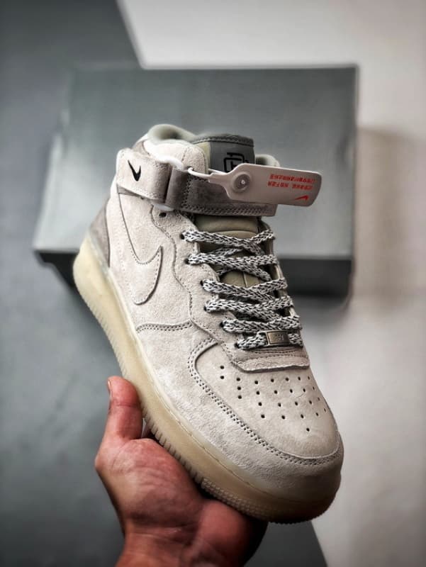 x Air Force 1 Mid Bege e Cinzento Camurca