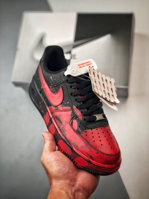 Air Force 1 '07 Low Preto e Vermelho Spray