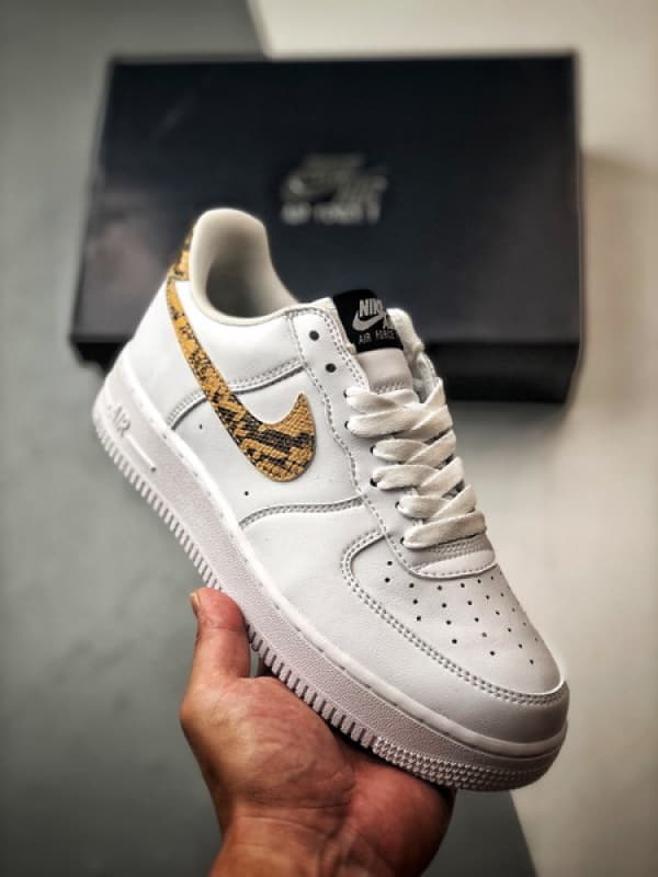 Air Force 1 Low Retro Branco e Amarelo Snake Hook