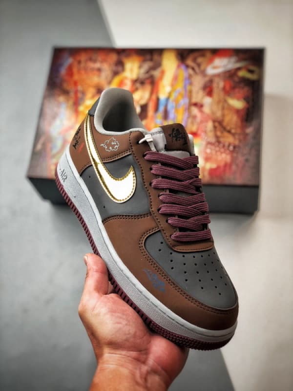 Air Force 1 Low 'By You' Goku Cinza, Vermelho e Dourado