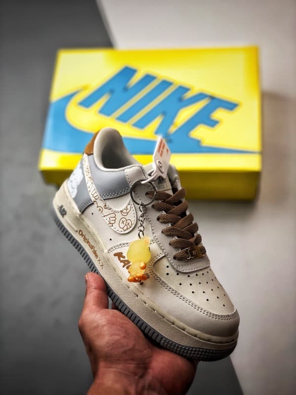 Kaws x Air Force 1 Low Cinza e Castanho