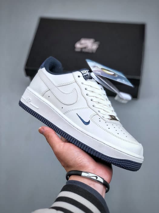 Nike Air Force 1 '07 Azul Escuro com Mini Swoosh