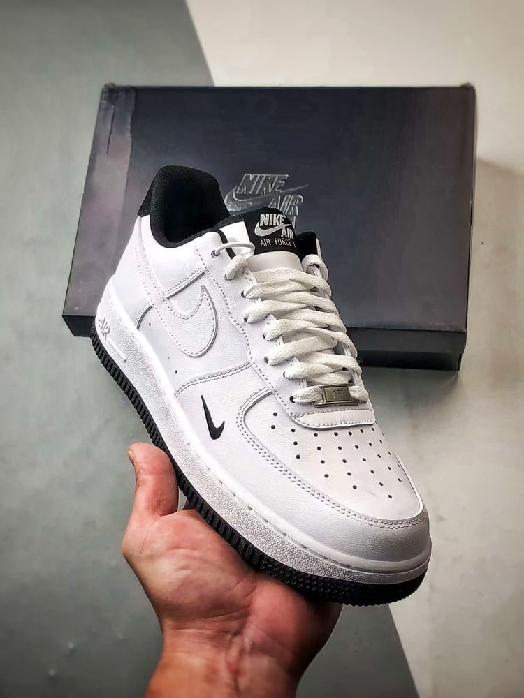 Air Force 1 '07 Low Branco com Mini Swoosh Preto - Vista 1