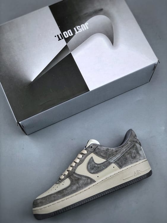 Stussy x Nike Air Force 1 Low 07 Cinza - Vista 3