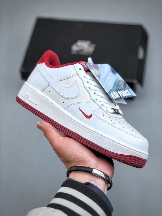 Nike Air Force 1 '07 Branco com Mini Swoosh Vermelho - Vista 1