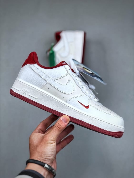Nike Air Force 1 '07 Branco com Mini Swoosh Vermelho - Vista 3