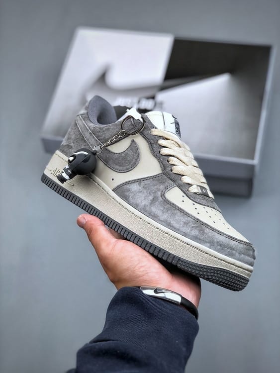 Stussy x Nike Air Force 1 Low 07 Cinza - Vista 1