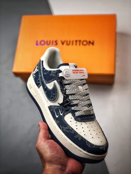 LV x Air Force 1 Low Branco e Azul Denim - Vista 1