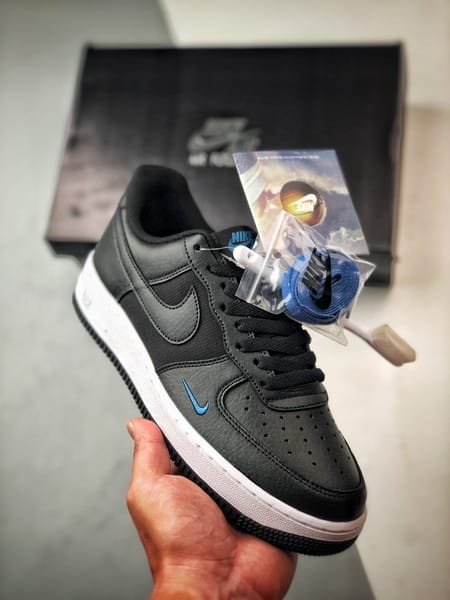 Air Force 1 '07 Low Preto, Branco e Azul - Vista 1