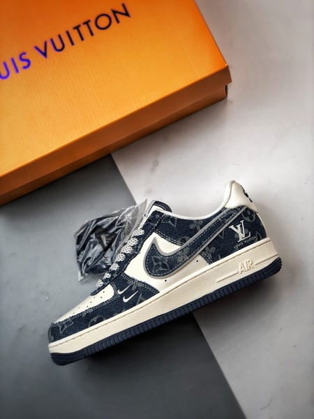 LV x Air Force 1 Low Branco e Azul Denim - Vista 3
