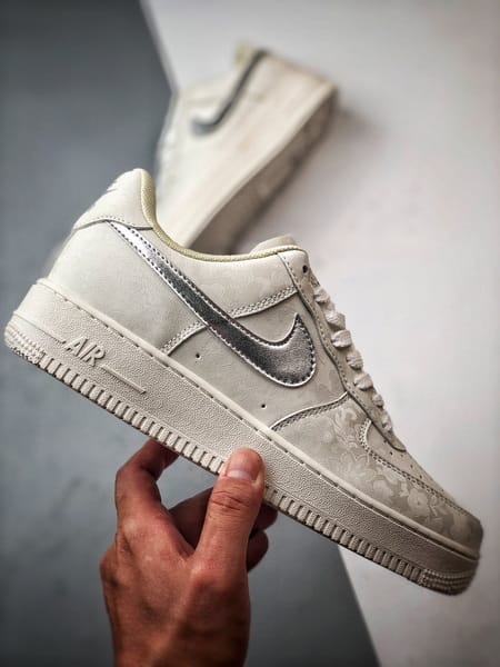 Air Force 1 '07 Low Yun Jinduan Off-White e Prata - Vista 7