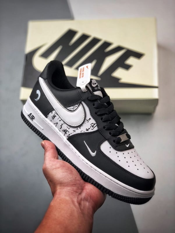 Air Force 1 '07 Low Lanting Preto e Branco - Vista 1