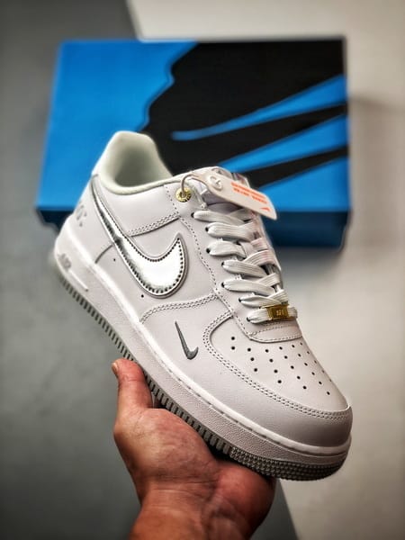 Air Force 1 '07 Low Aniversário Branco Prateado - Vista 6
