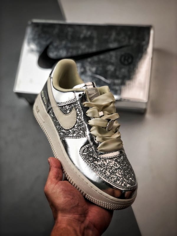 Air Force 1 '07 Low Marca do Tempo Prata e Bege - Vista 1