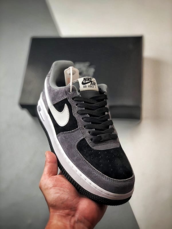 Nike Air Force 1 Low Escuro em Camurça - Vista 1