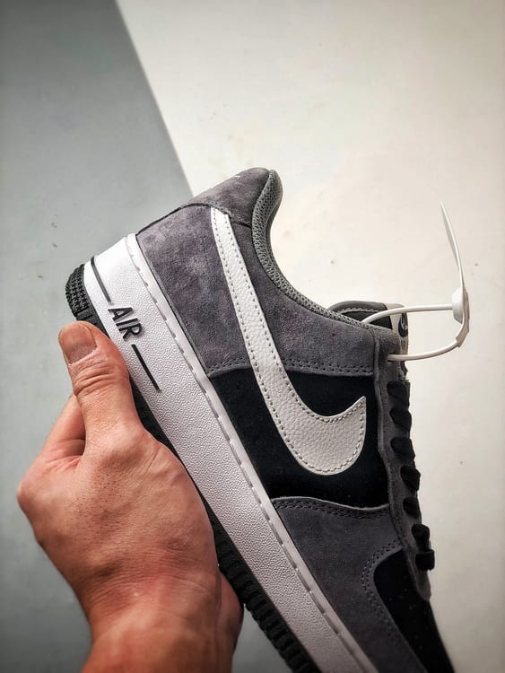 Nike Air Force 1 Low Escuro em Camurça - Vista 2