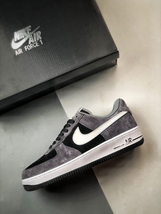 Nike Air Force 1 Low Escuro em Camurça - Vista 8