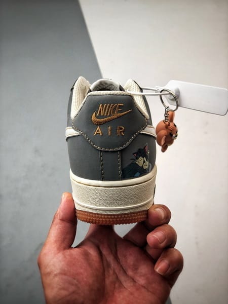 Air Force 1 '07 Low Tom e Jerry Branco, Cinza e Castanho - Vista 3