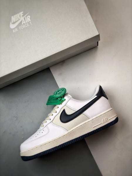 Air Force 1 '07 Low Branco e Azul Escuro - Vista 8