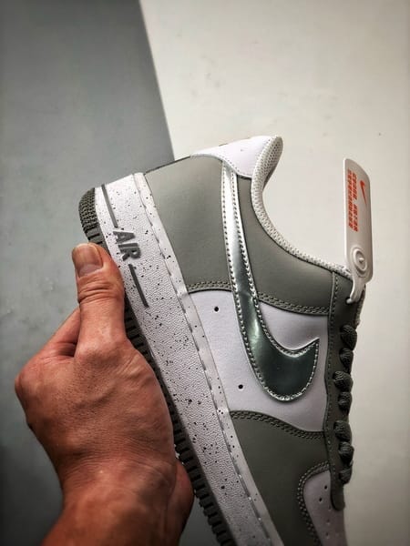 Air Force 1 '07 Low Branco, Cinza e Prata - Vista 2