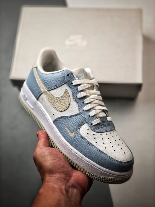 Air Force 1 '07 Low Branco, Azul e Cinza - Vista 1