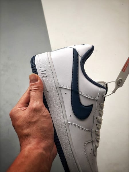 Air Force 1 '07 Low Branco e Azul Escuro - Vista 2