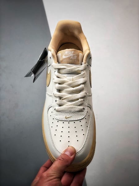 Air Force 1 '07 Low Branco e Marrom - Vista 9