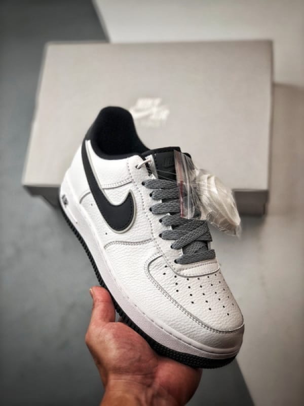 Air Force 1 '07 Low Branco e Preto Reflexivo - Vista 1