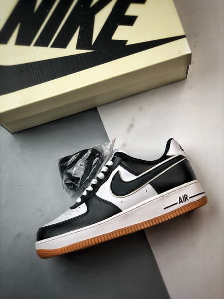Air Force 1 '07 Low Branco, Preto e Solado Natural - Vista 8