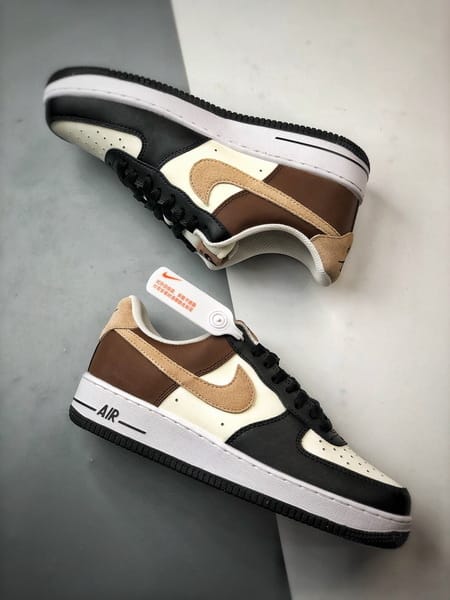 Air Force 1 '07 Low Branco, Preto e Castanho - Vista 6