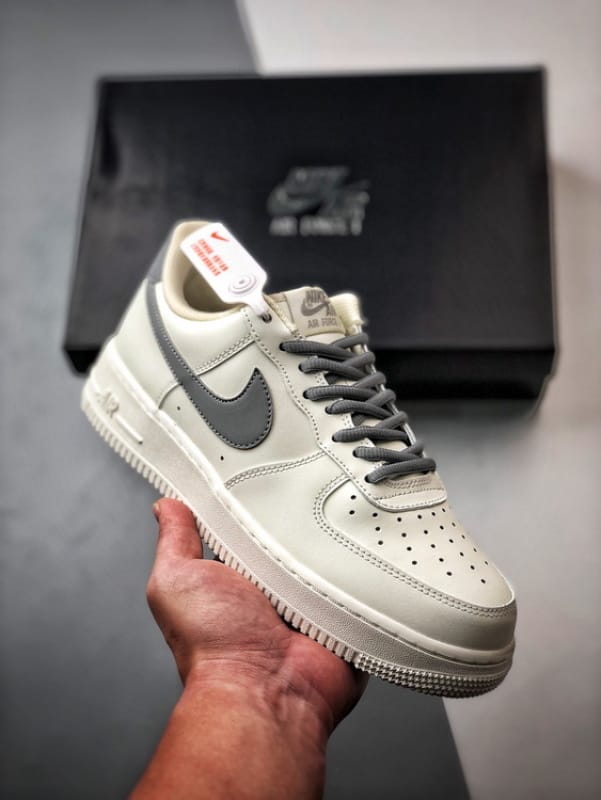 Air Force 1 '07 Low Creme e Cinza - Vista 1