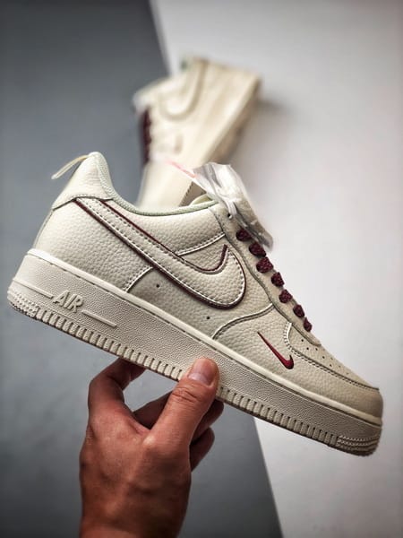 Air Force 1 '07 Low Creme e Vermelho - Vista 8