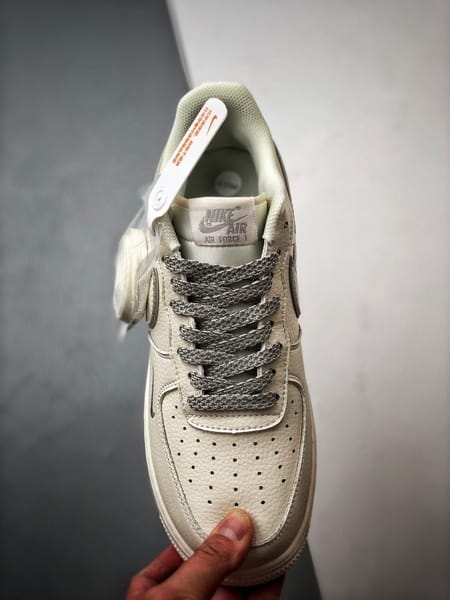 Air Force 1 '07 Low Creme e Prateado - Vista 9