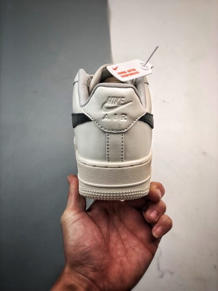 Air Force 1 '07 Low Marfim e Preto - Vista 3
