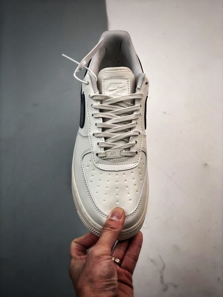 Air Force 1 '07 Low Marfim e Preto - Vista 9
