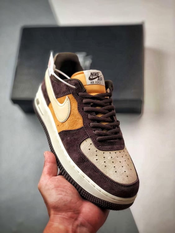 Nike Air Force 1 Low Bege e Marrom Camurça - Vista 9