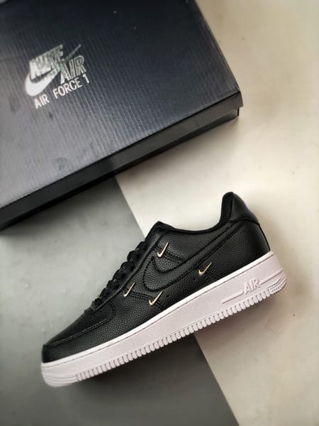 Air Force 1 '07 Low Dourado e Preto - Vista 8